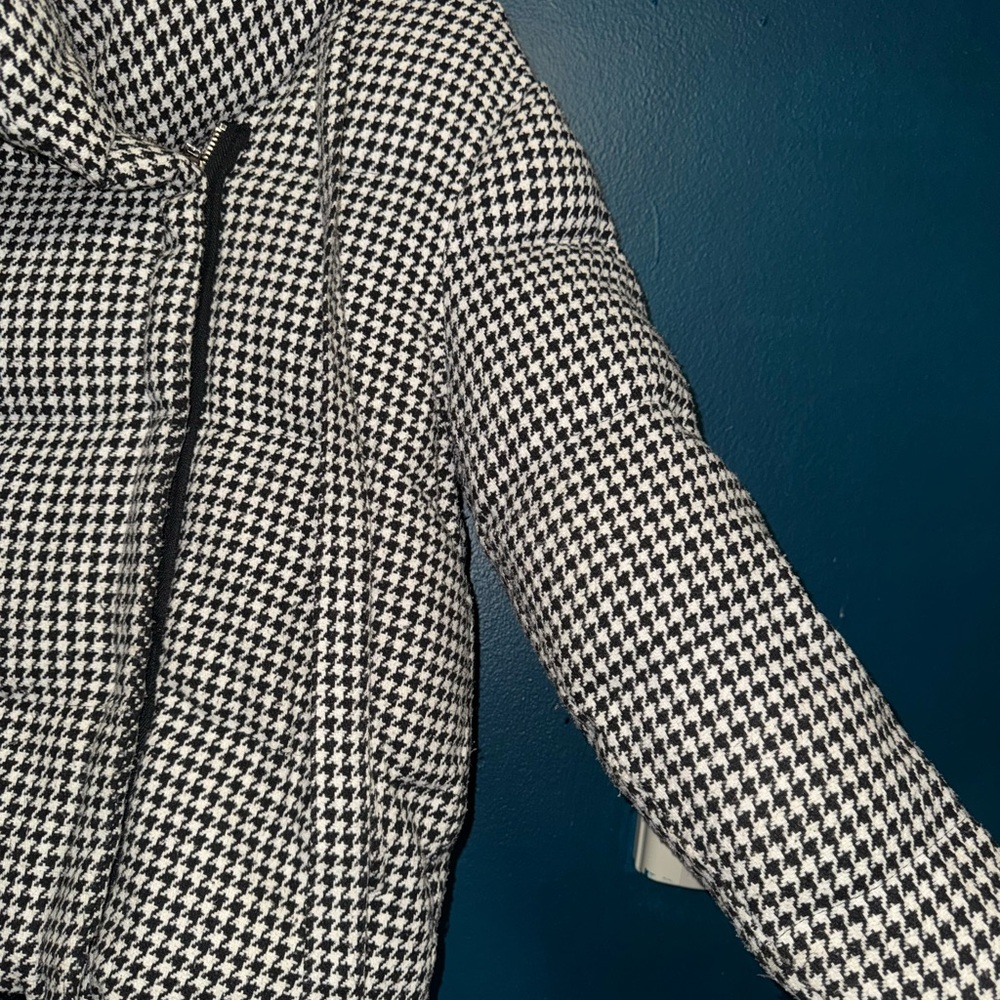 Walter Baker Black and White Puffer Jacket w/ funnel neck collar. - Picture 5 of 8